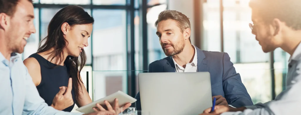 Auditoría de certificación ISO de ROYALCERT en las instalaciones de una empresa cliente