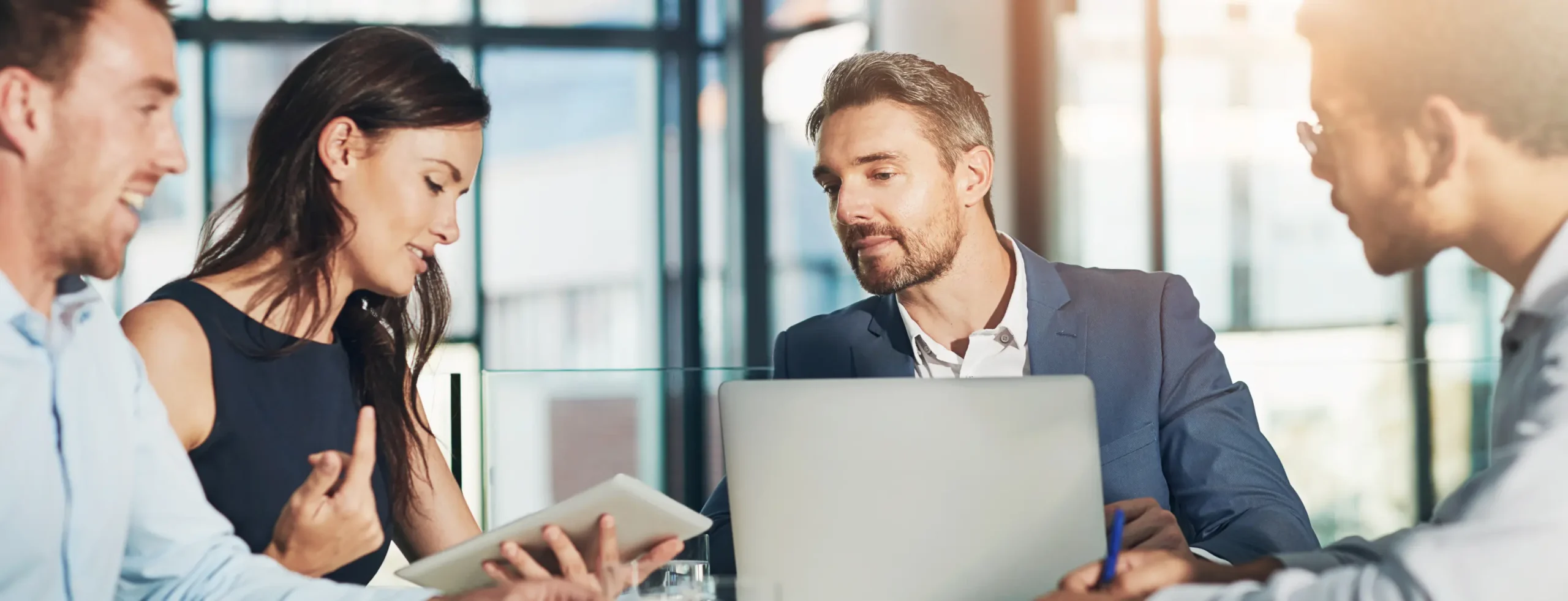 Auditoría de certificación ISO de ROYALCERT en las instalaciones de una empresa cliente